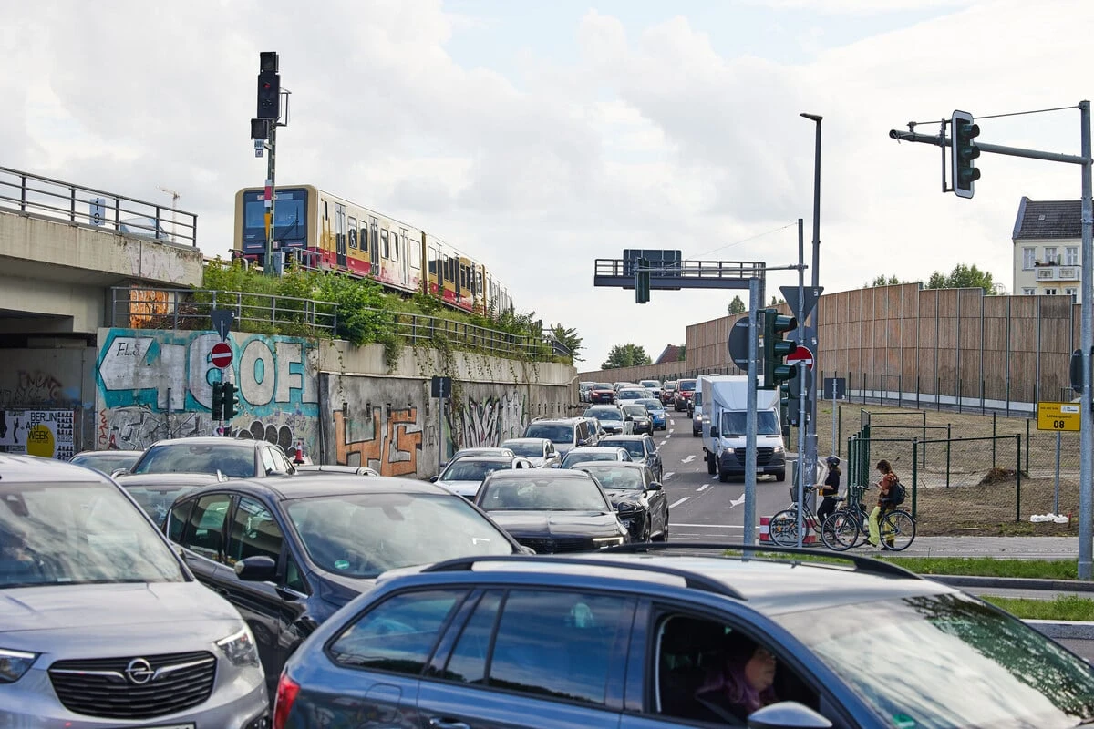 Chaos auf der A100: Neue Spur-Regeln sollen Staus beenden