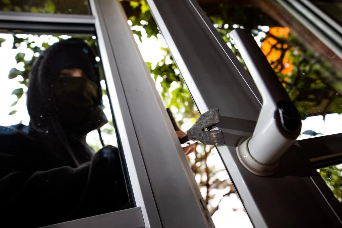 Als Einbrecher erwischt werden, springen sie vom Balkon in die Tiefe