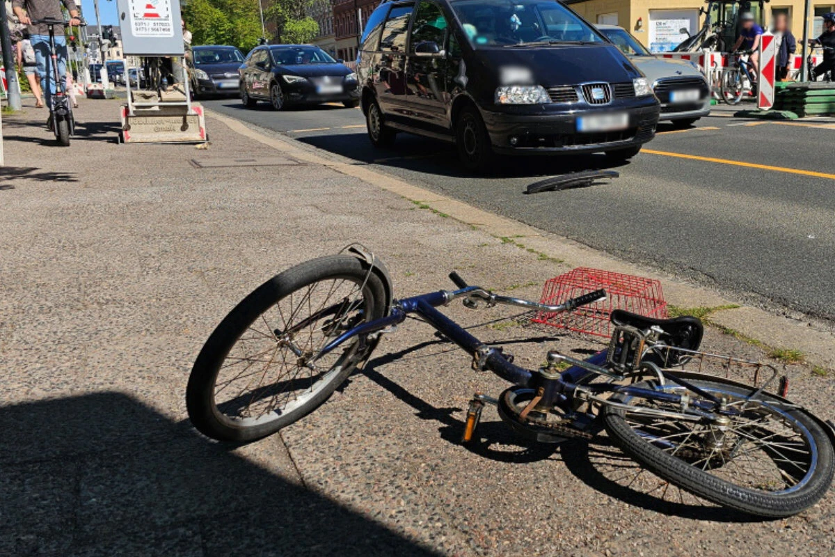 Radfahrer kracht in Chemnitz mit Auto zusammen: Vier Verletzte, darunter ein Kind