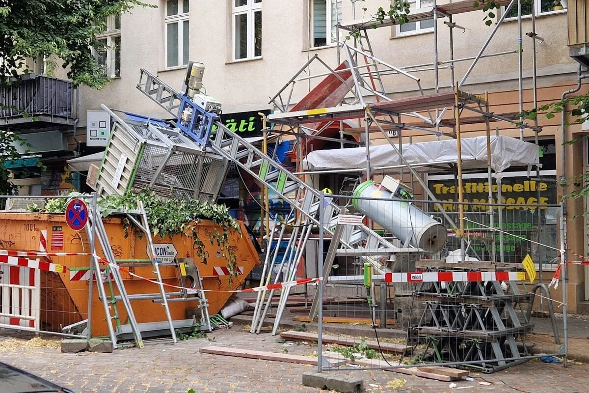Gerüstaufzug kippt auf Arbeiter – Rettungshubschrauber im Einsatz