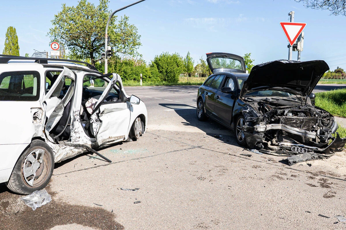 Heftiger Vorfahrtscrash an Kreuzung: Vier Verletzte