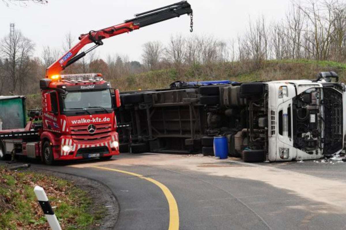 Sattelzug kippt bei Kassel-West um: Bergung dauert Stunden, kilometerlange Staus