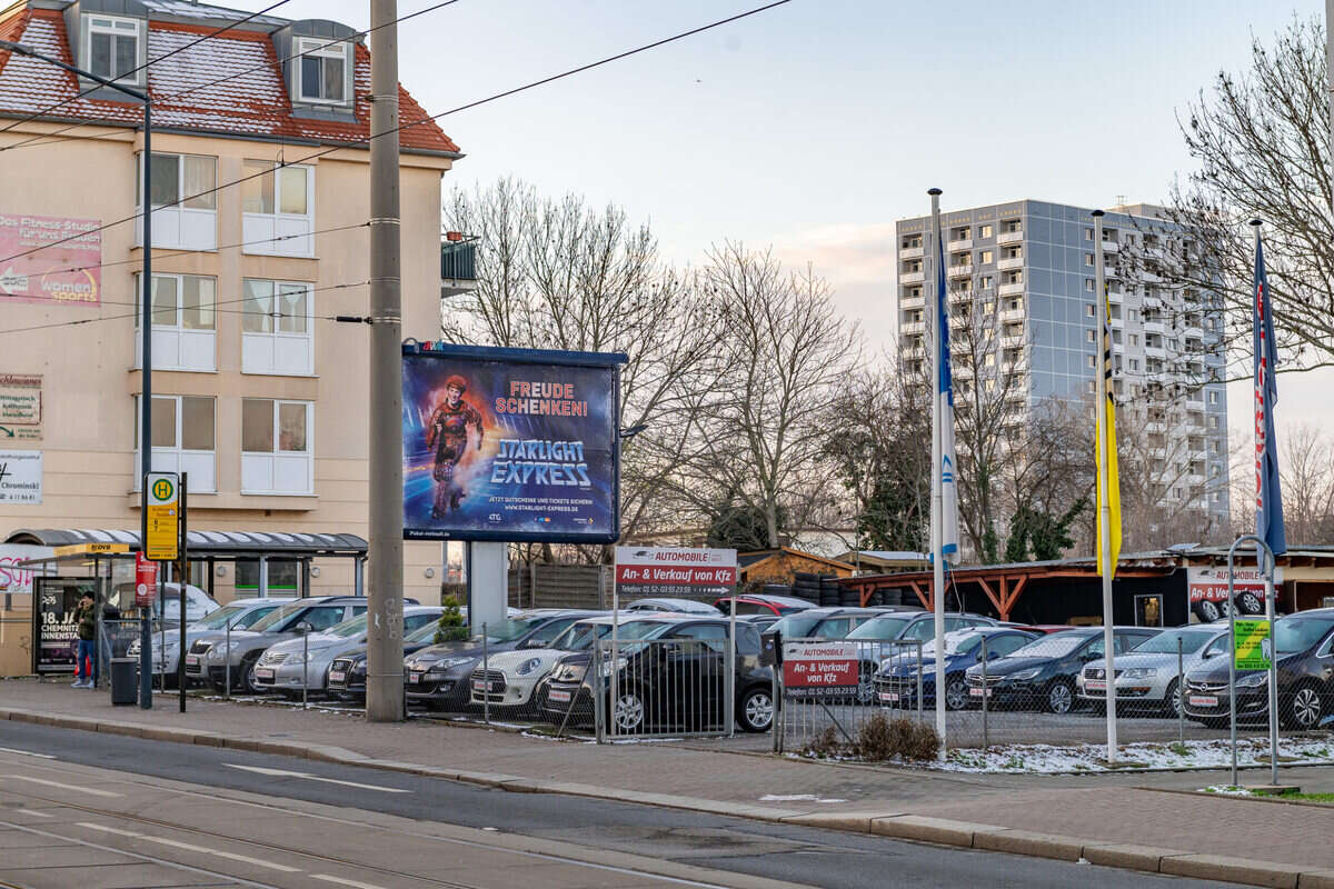 Autodiebe brettern mit Toyota durch Zaun, aber landen in Straßenlaterne