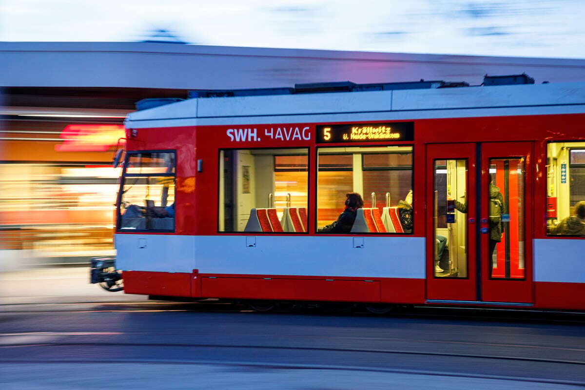 84-Jähriger in Tram gegen Kopf getreten, 72-Jährige mit Faust geschlagen: 