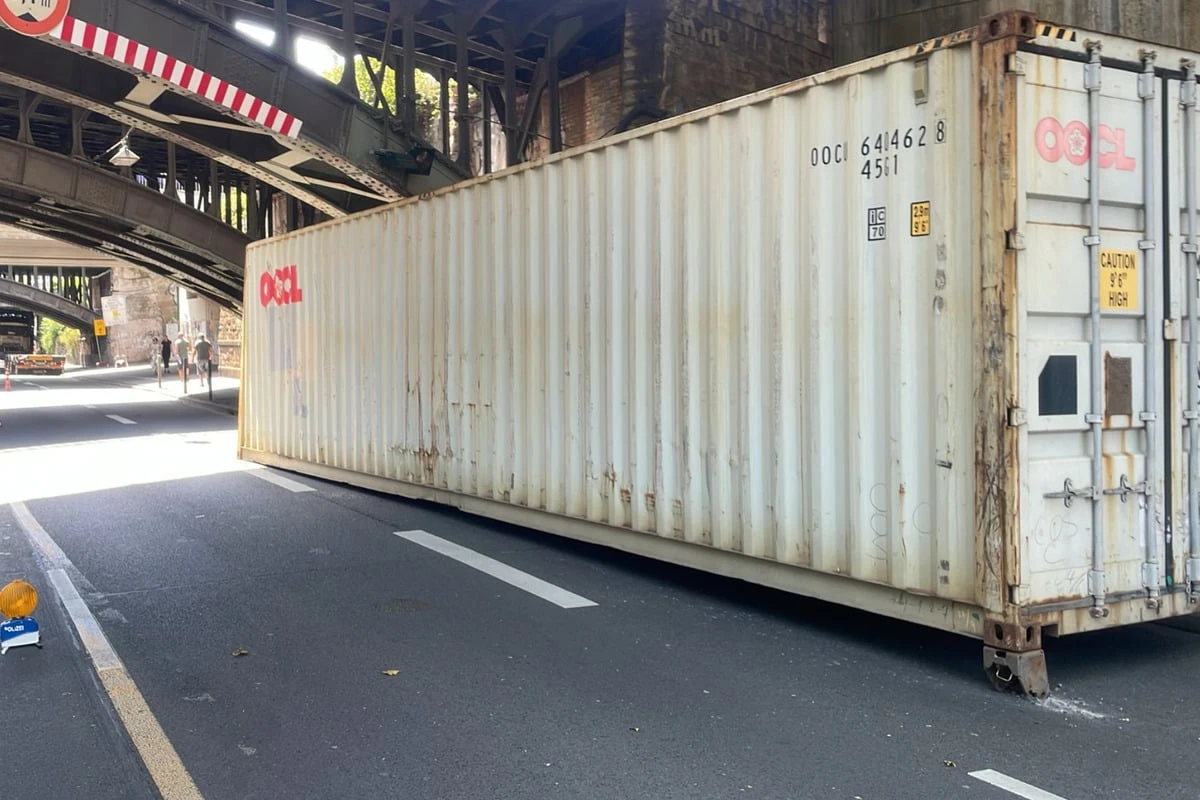 Unfall in Köln-Deutz: Lkw kollidiert mit Brücke und verliert Container - Straße gesperrt