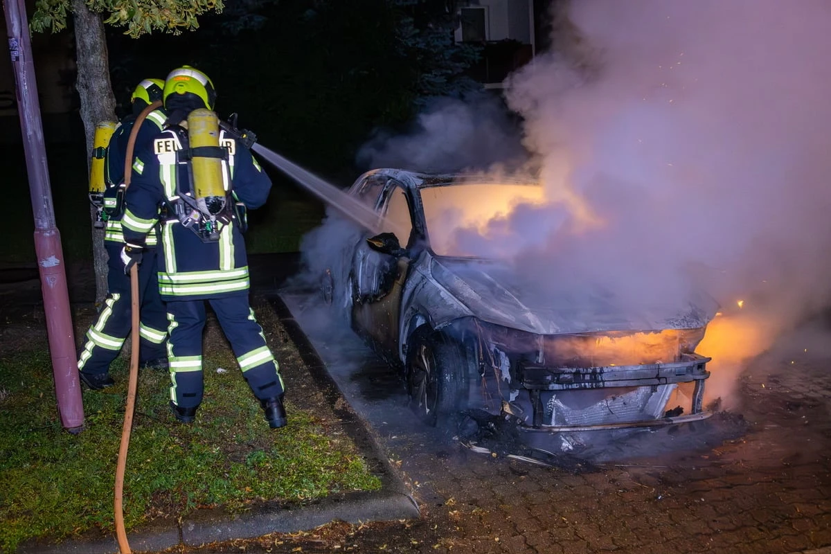 Feuerwehreinsatz im Erzgebirge: VW fackelt ab, Polizei geht von Brandstiftung aus
