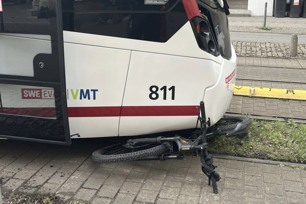 Junge (9) auf Rad übersieht Straßenbahn!