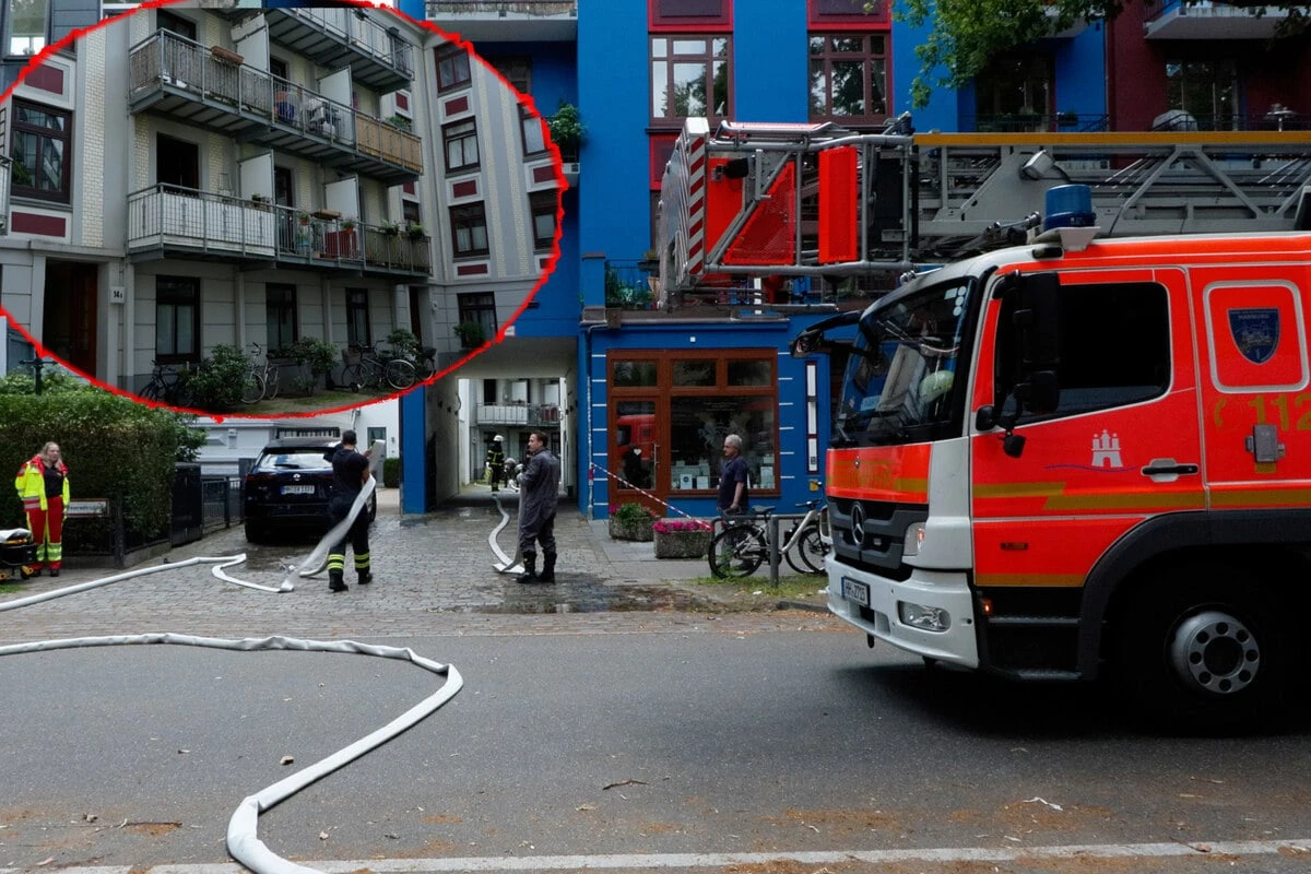 Brand in Mehrfamilienhaus: Feuerwehr rettet Person mit Streckleitern von Balkon