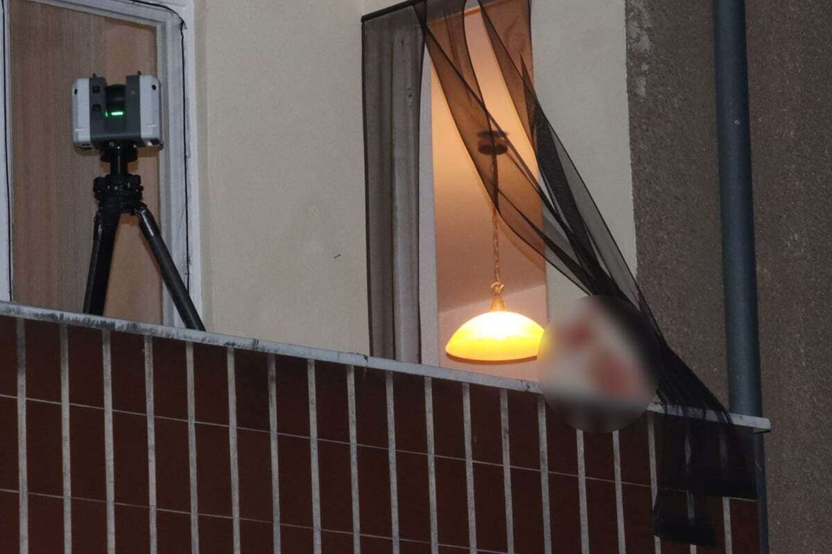 Frau stürzt nach Messer-Attacke vom Balkon: Sohn rückt ins Visier der Ermittler