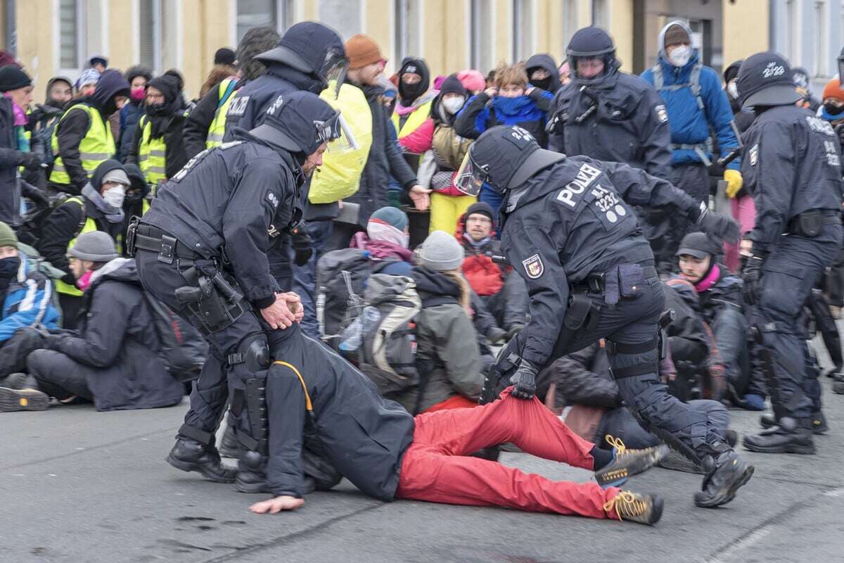 Nach Hunde-Attacke auf Demonstranten in Riesa: Polizist hat mehrere Verfahren am Hals