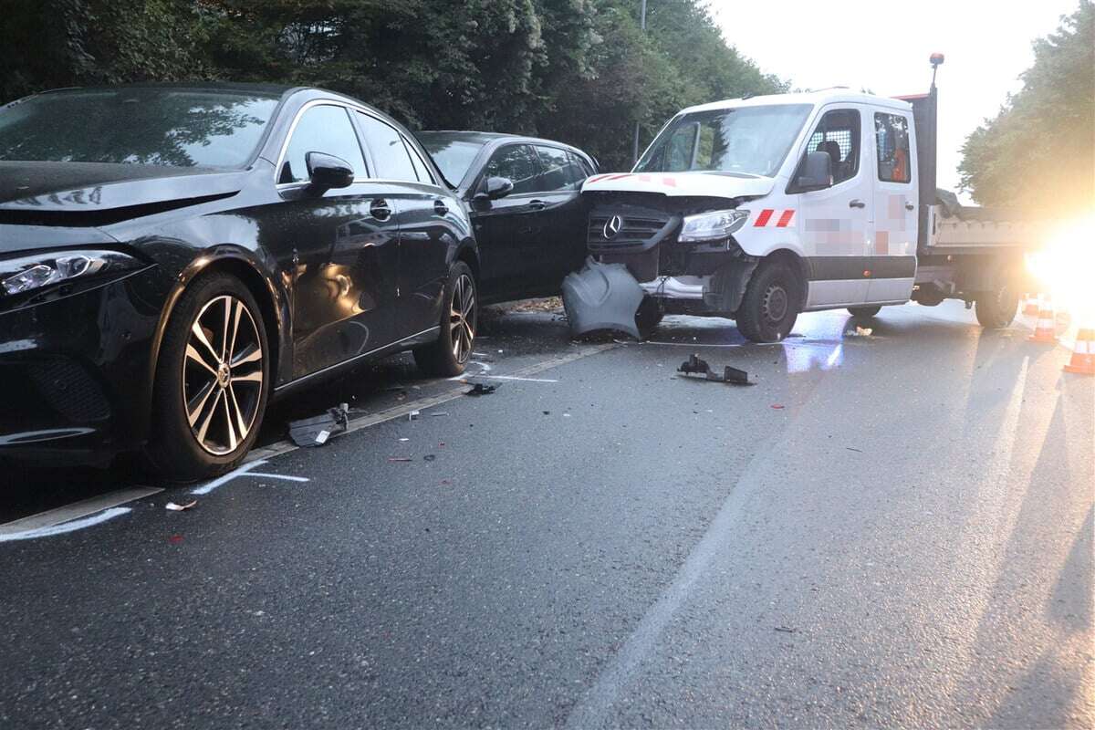 46-Jähriger kracht in geparkten Mercedes: Schwer verletzt und 140.000 Euro Schaden