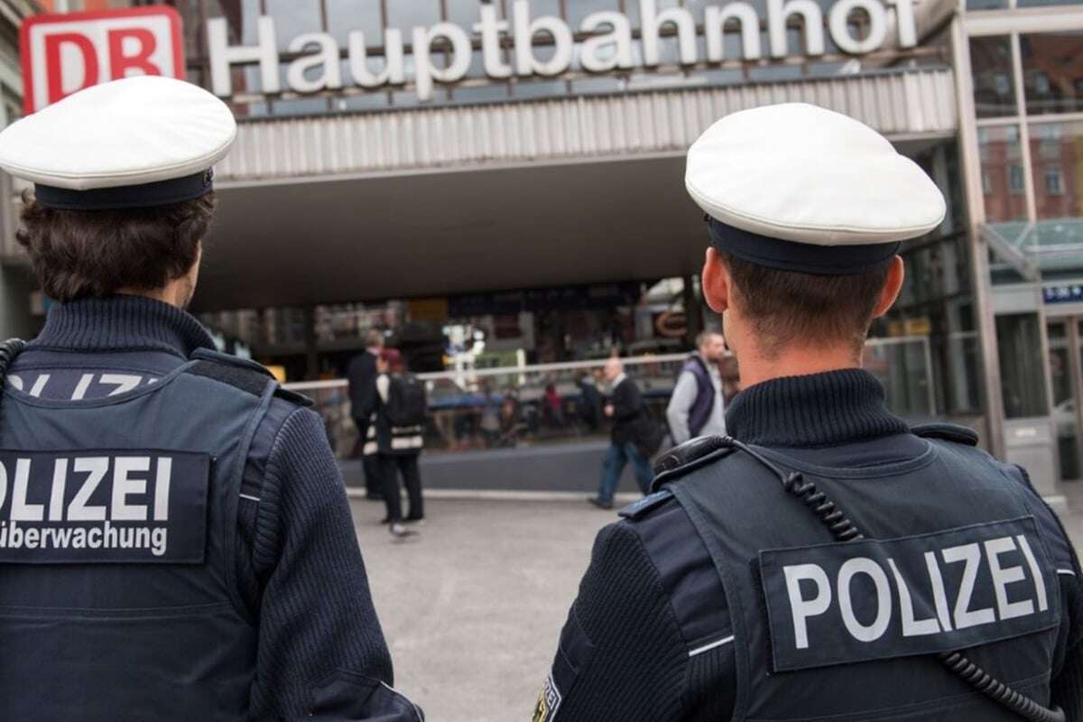 Unfall am Hauptbahnhof: Betrunkene Männer stoßen Seniorin auf Rolltreppe um