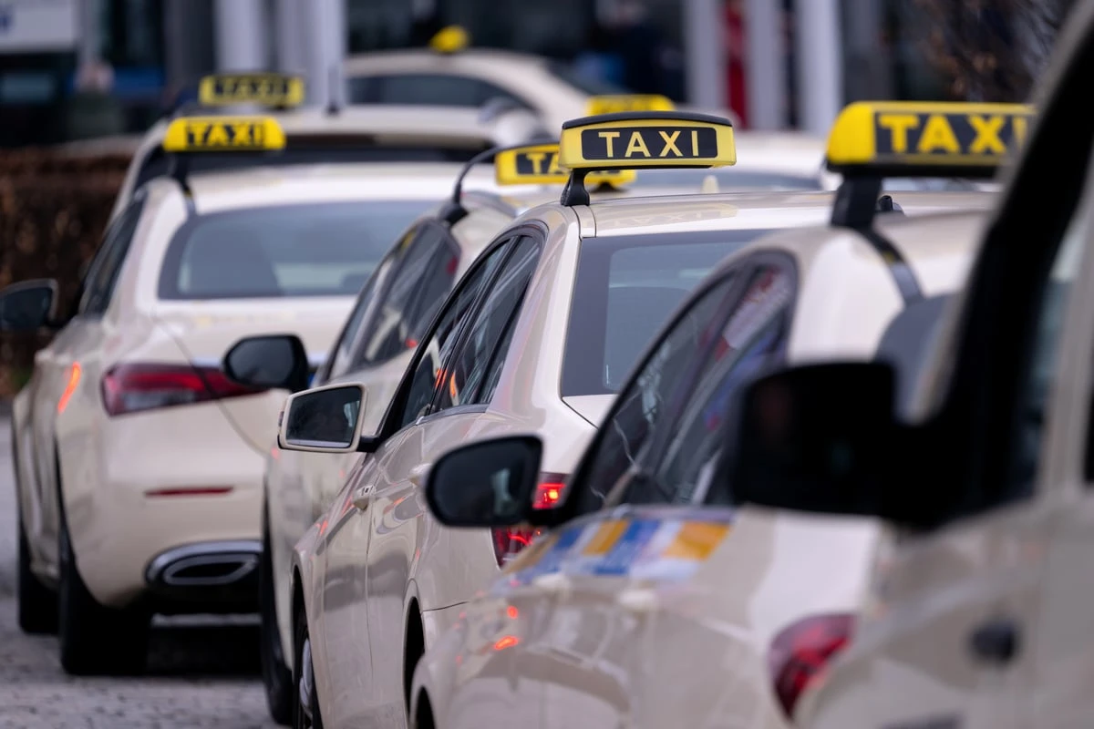 Mann will Taxifahrt nicht zahlen und zückt stattdessen Cuttermesser