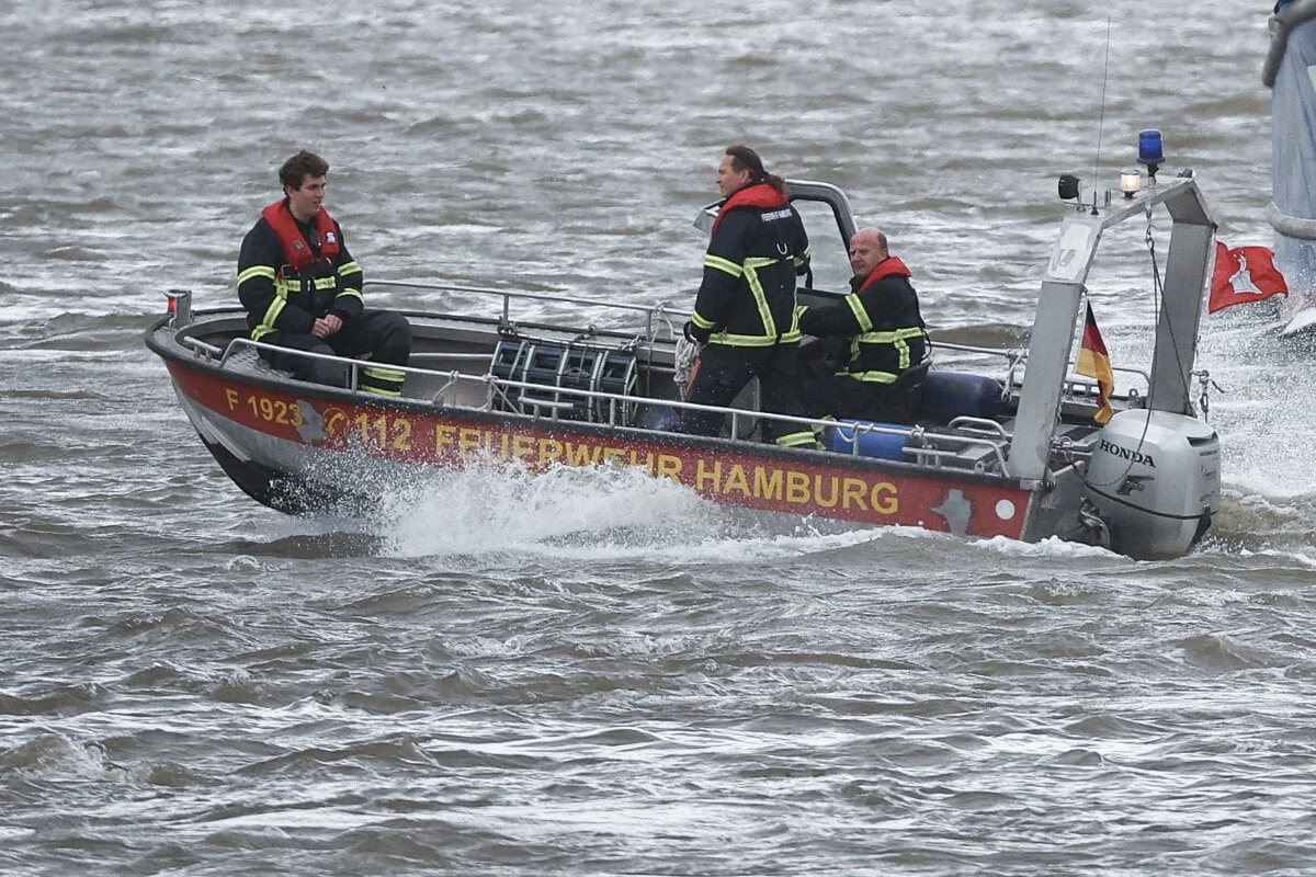 Großeinsatz auf der Elbe: Junger Mann verschwindet in den Fluten