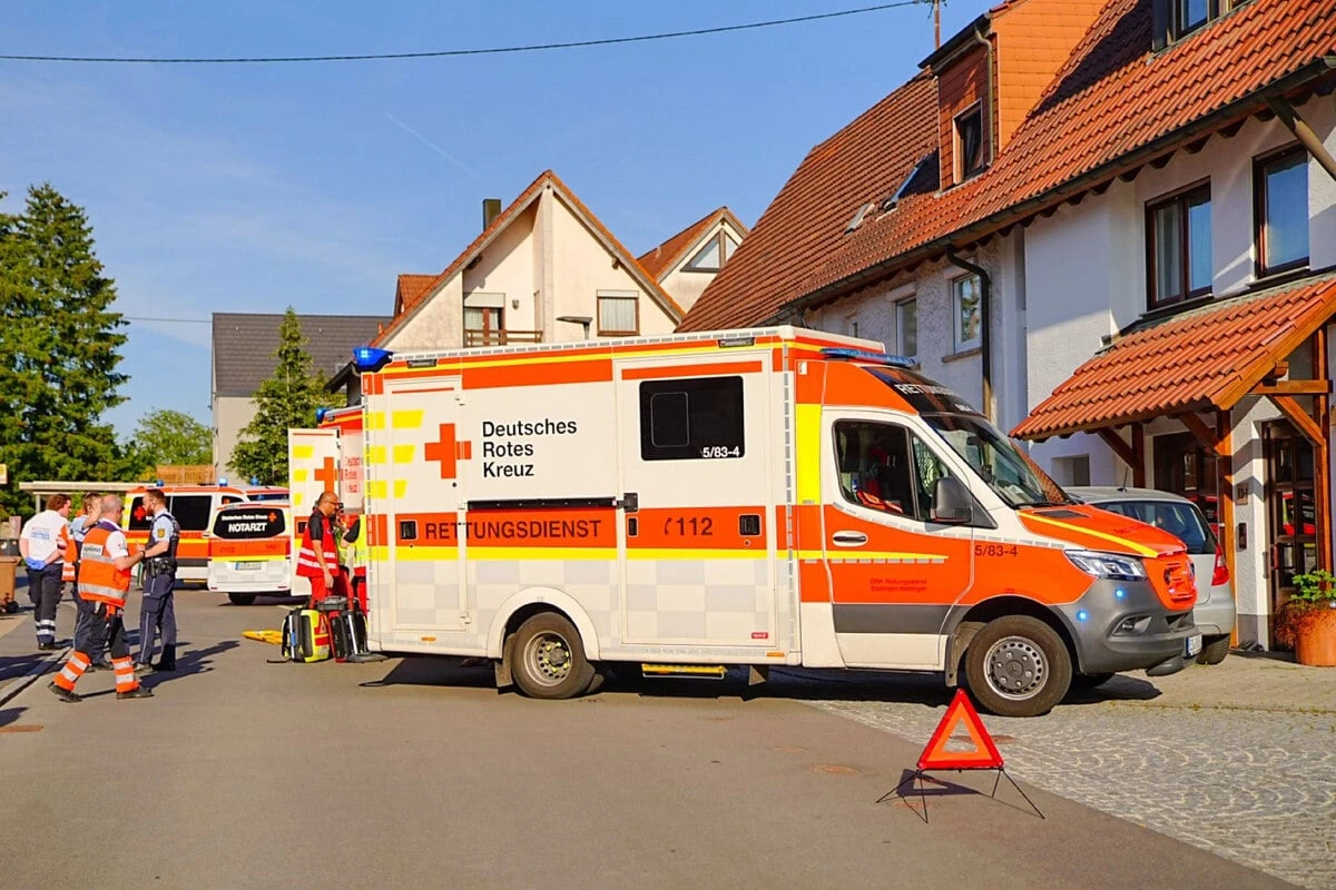 BMW-Fahrer fährt Fußgänger an und flüchtet zu Fuß