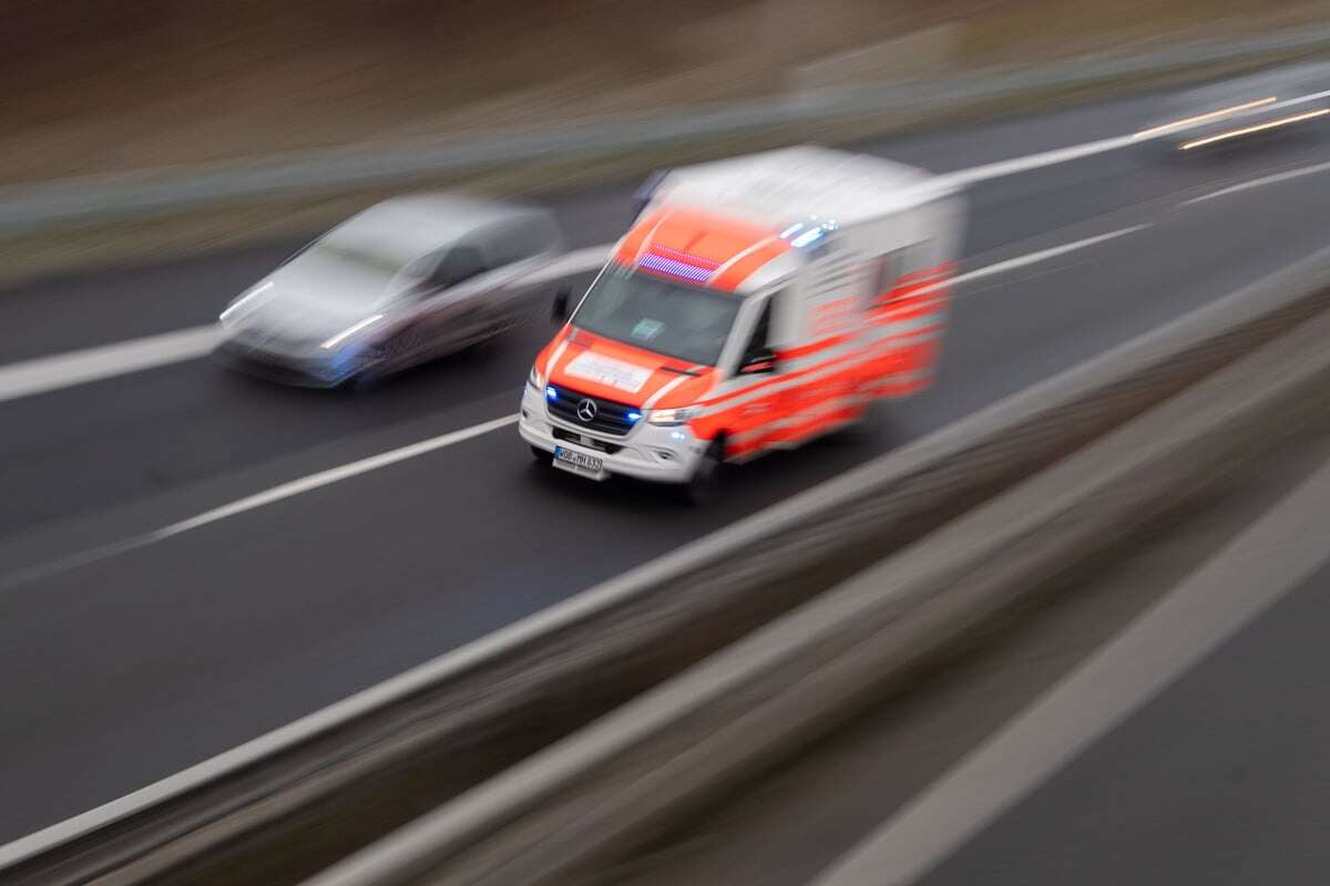 Vollsperrung auf A23: Person angefahren