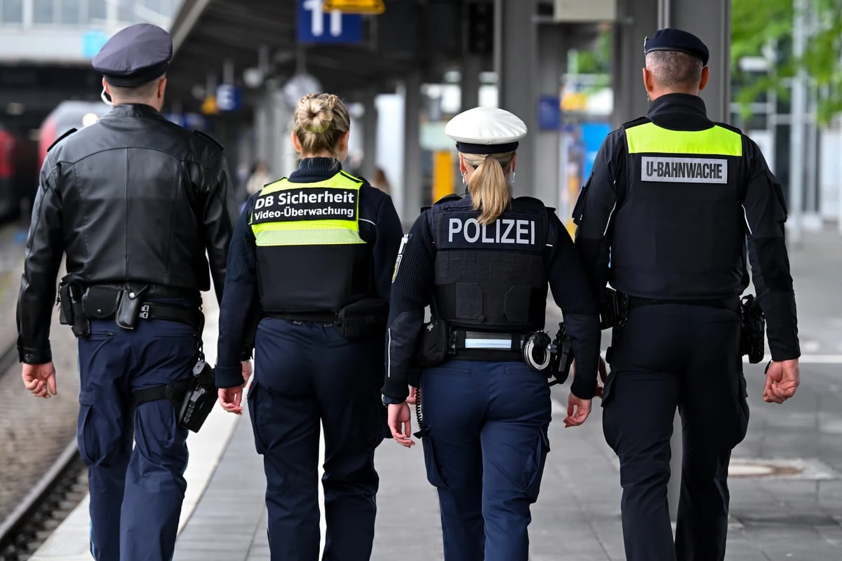 Fahrgast bedroht Schaffnerin und löst Polizeieinsatz an Bahnhof aus