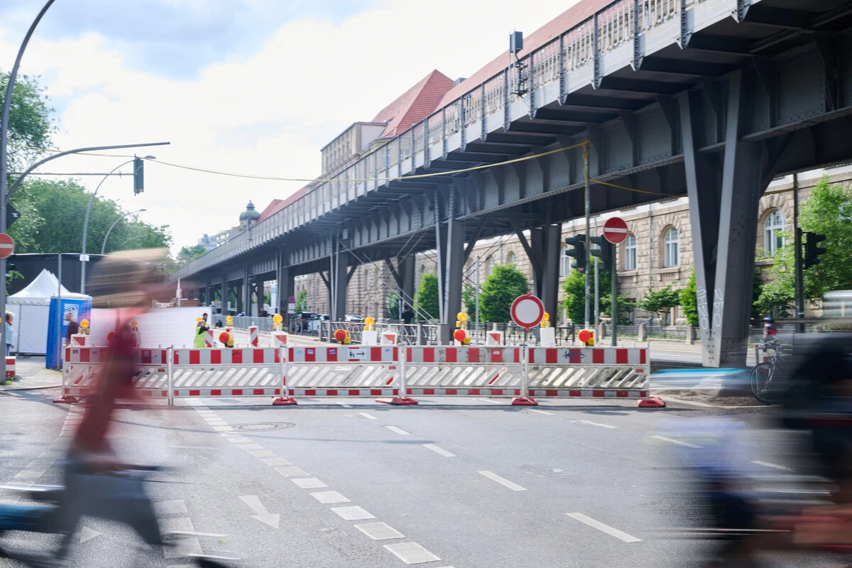 Karneval der Kulturen und Fahrzeugkorsos: Verkehr am Pfingstsamstag