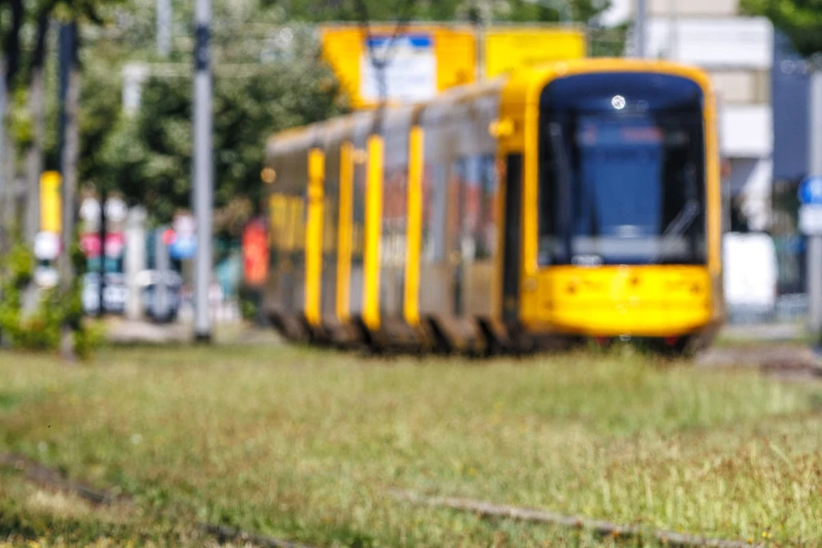In Bahn nach Prohlis: Mann masturbiert direkt vor Kindern