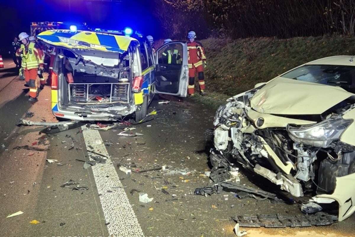 Während Unfallaufnahme: Taxi schleudert in Streifenwagen - Polizisten und Fahrer verletzt