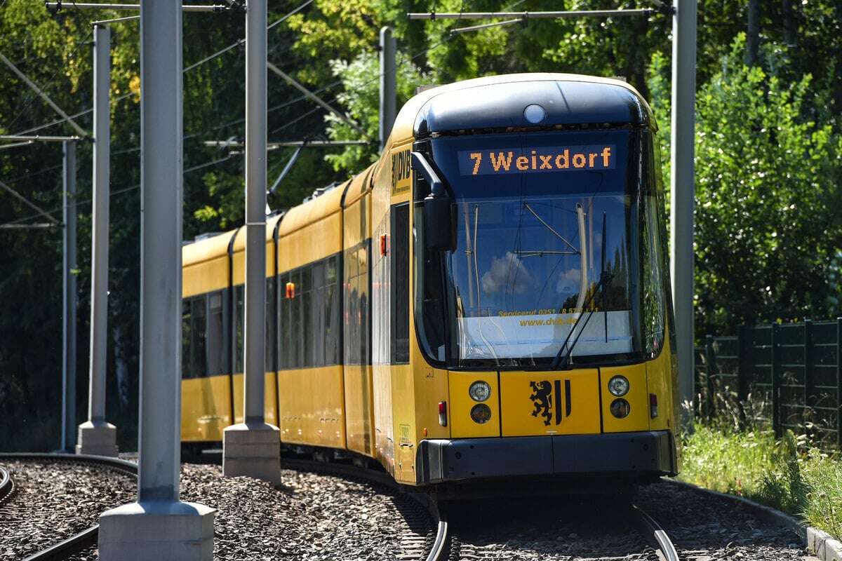 Mann zeigt Nazi-Gruß in Dresdner Straßenbahn und schlägt Frau!