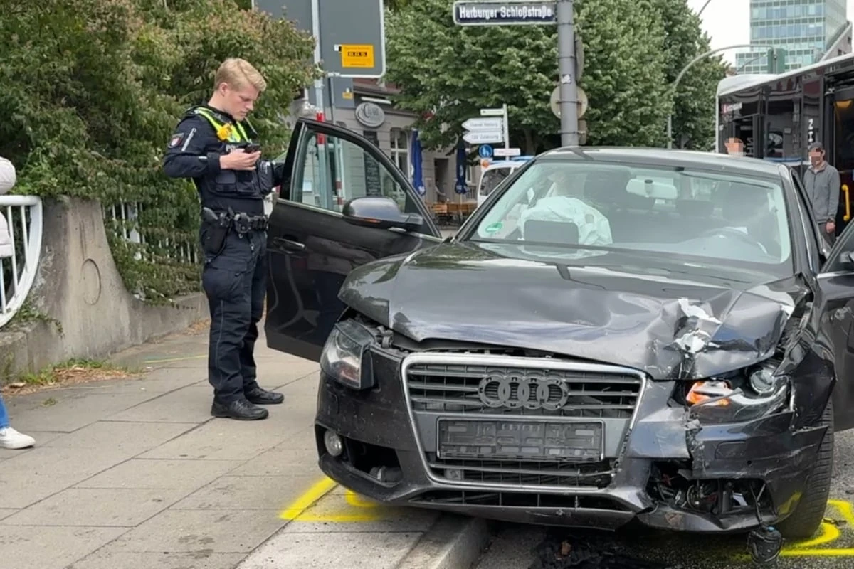 Illegales Wendemanöver? Zwei Verletzte bei Unfall in Hamburg