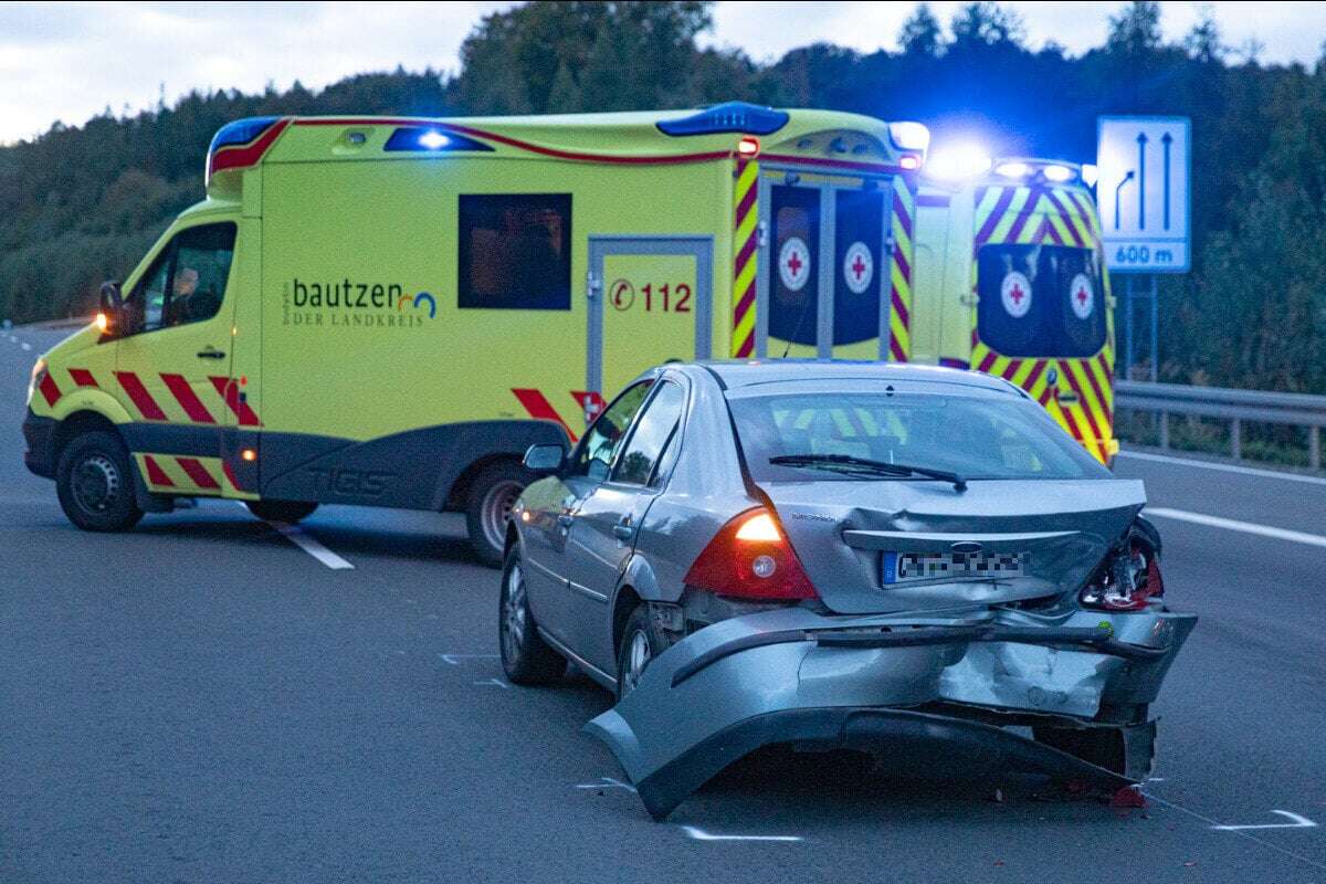 Stauende übersehen! Kleinwagen kracht auf Ford - Vier Personen verletzt