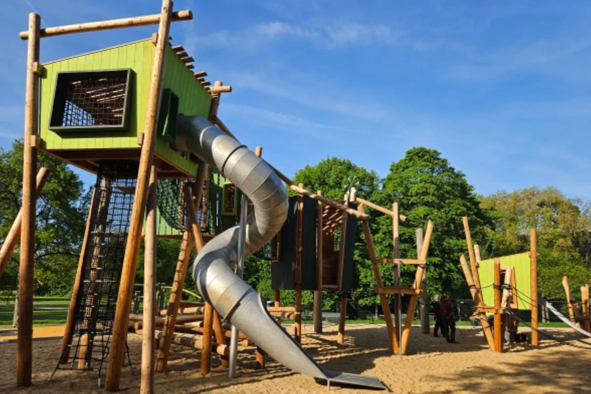 Pünktlich zum Sommerferien-Start: Stadt Köln eröffnet neuen Spielplatz in Nippes
