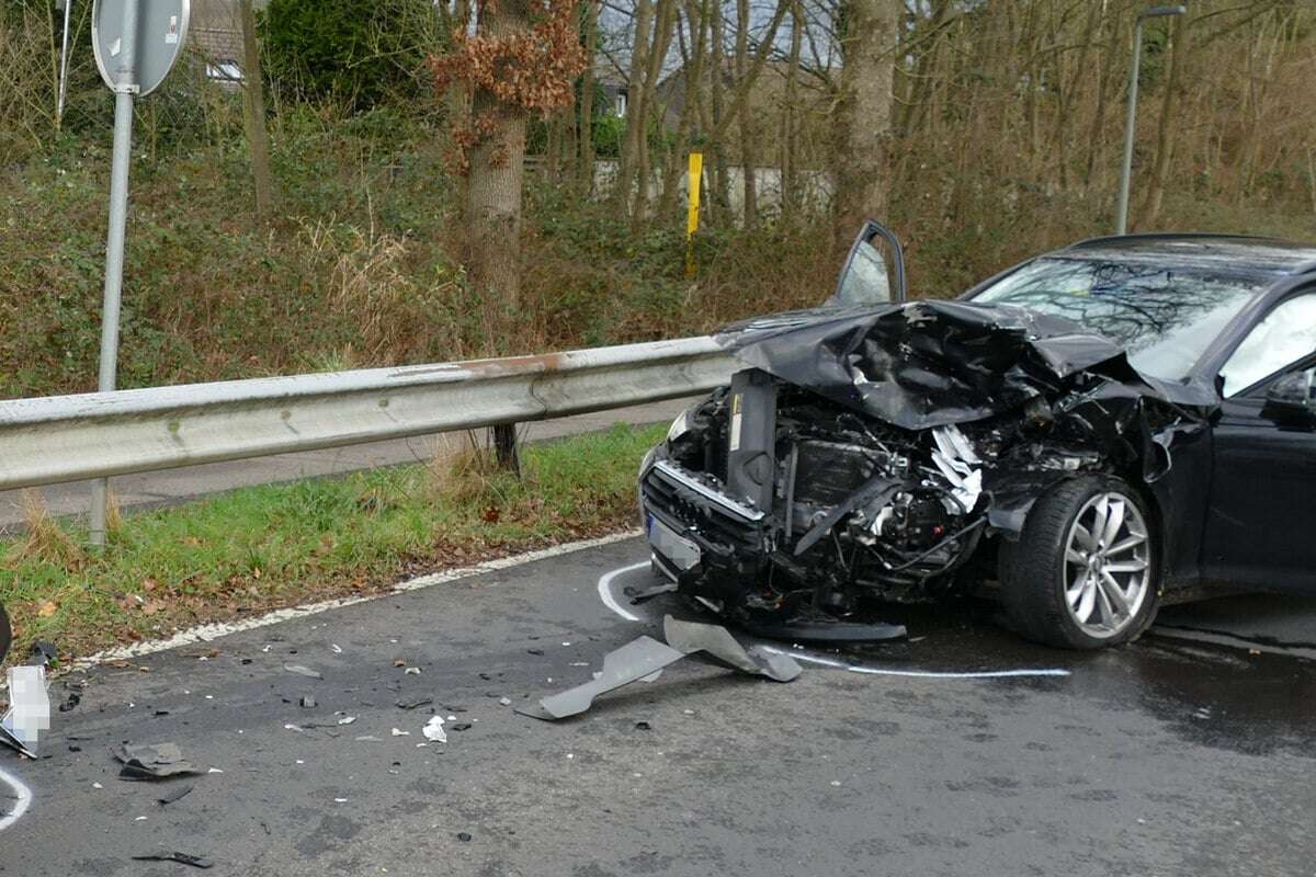 Autos knallen frontal aufeinander: Drei Verletzte nach Unfall bei Lohmar - Lebensgefahr!