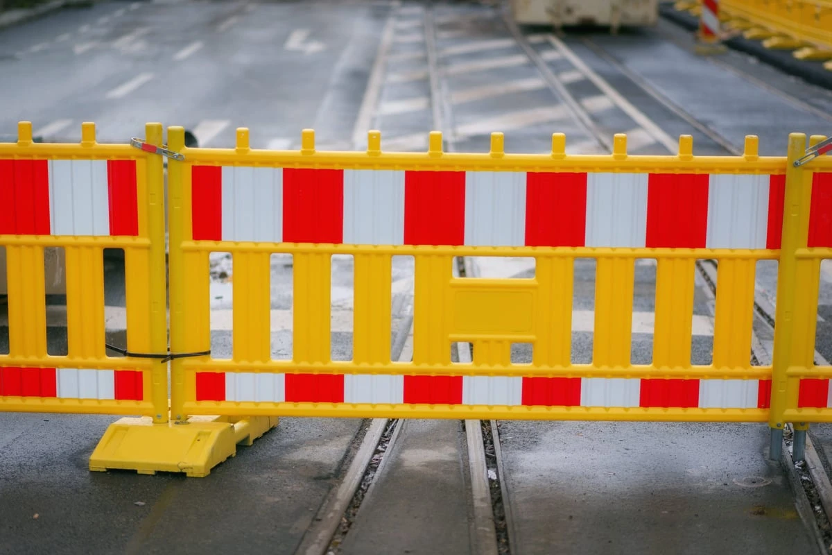 Schwerer Unfall auf Baustelle in München-Laim: Bagger erfasst Fußgänger