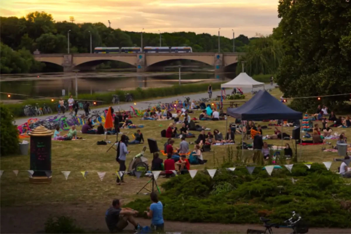 Kino für die Ohren unter freiem Himmel: Das bietet der Leipziger Hörspielsommer