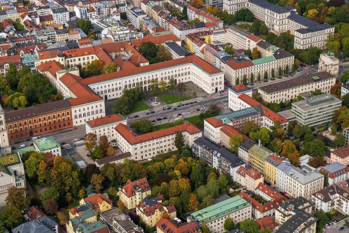 Dach der LMU in München mit 