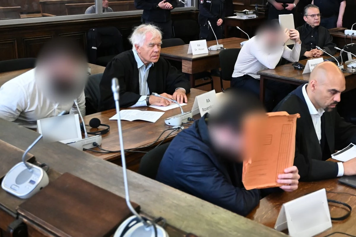 200.000 Euro für IS-Terroristen in Syrien gesammelt: Vier Männer angeklagt