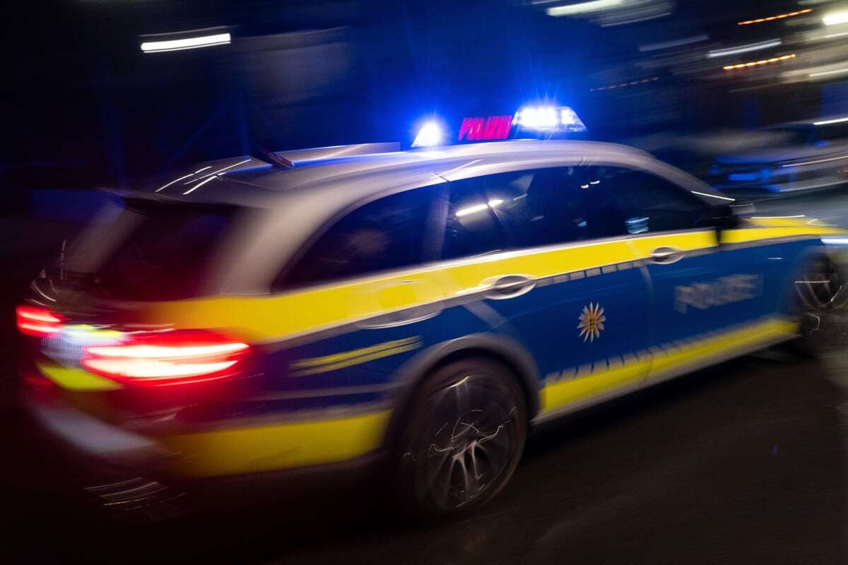 Ohne Führerschein und mit Waffen im Auto: 19-Jähriger rast vor Polizei davon