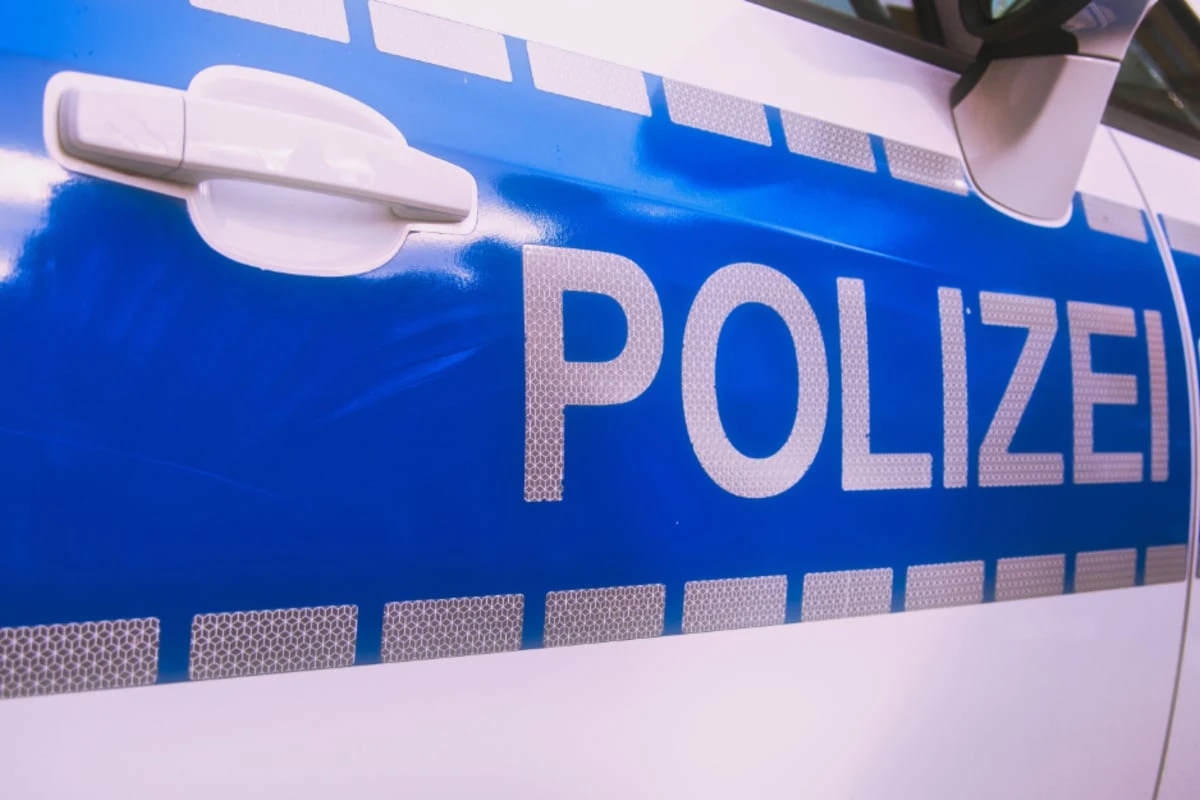 Radfahrer bedroht Kölnerin mit Messer und fährt mit Einkaufskorb davon