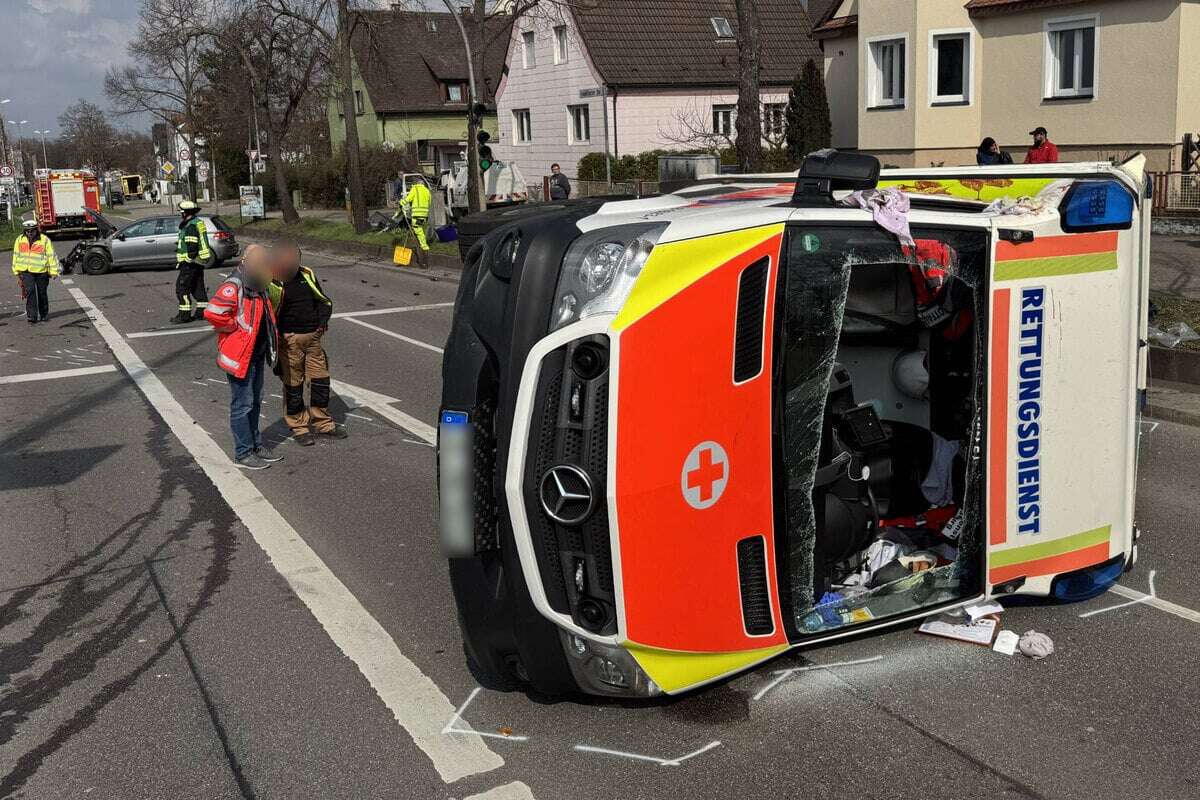 Rettungswagen verunfallt auf Einsatzfahrt: Mehrere Verletzte!