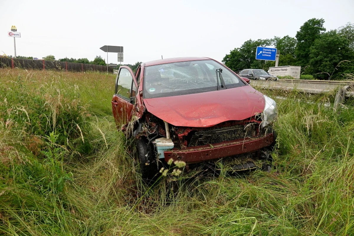 Wetter-Unfall auf der A4: Toyota kommt von Fahrbahn ab und kollidiert mit Notrufsäule