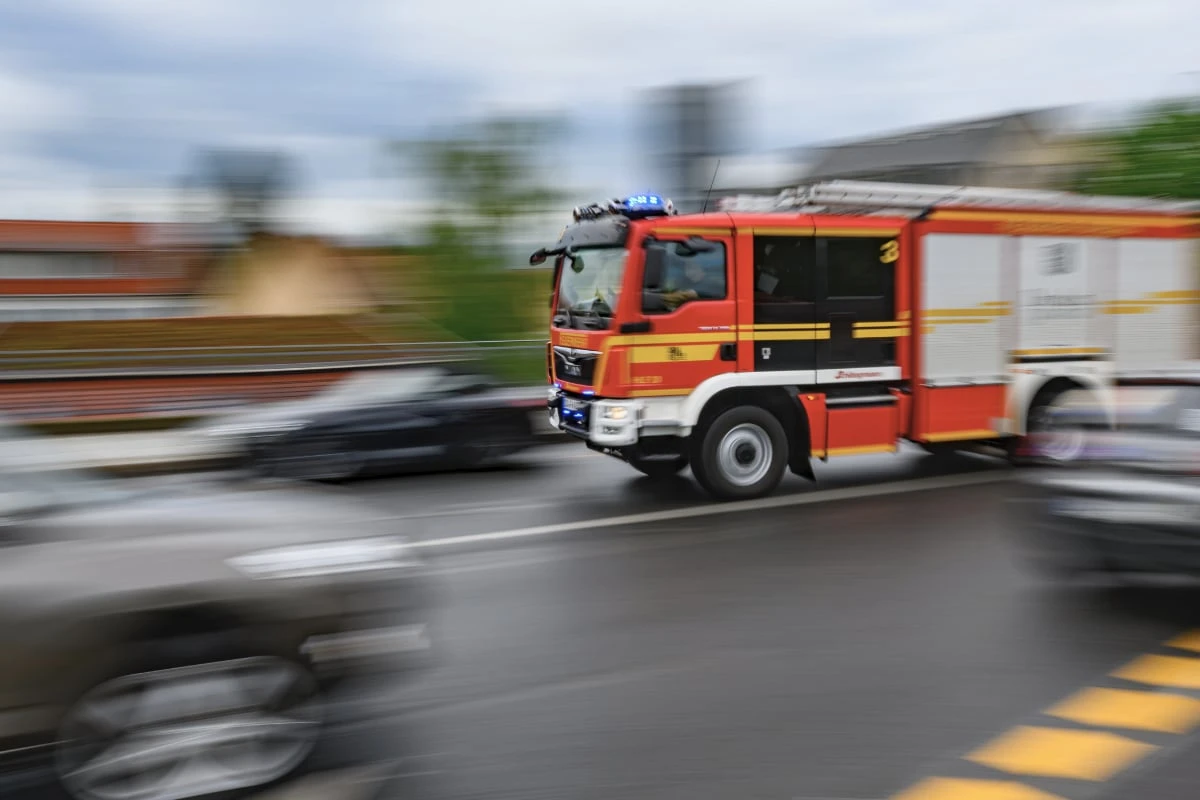 Heftige Explosion in Mietshaus: Bereich großräumig abgesperrt