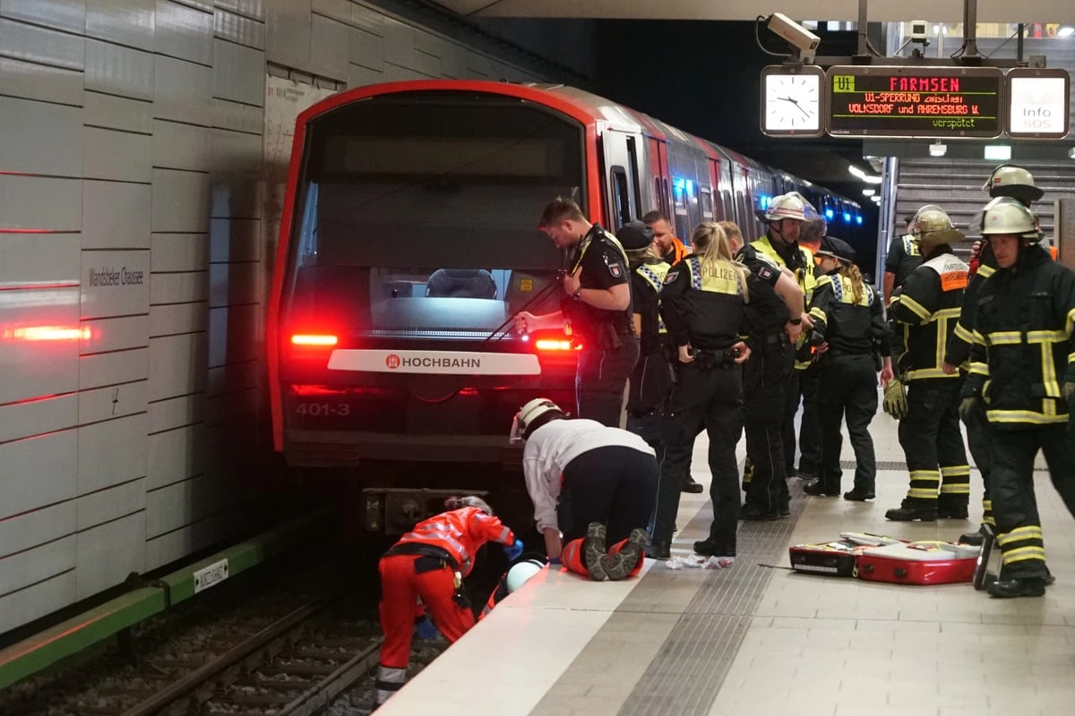 Schwerer Unfall am Bahnsteig: Person eingeklemmt und lebensbedrohlich verletzt