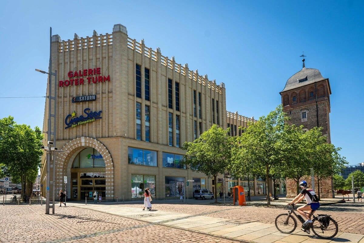 Moderne Küche auf der Außenterrasse: Neues Restaurant am Roten Turm geplant