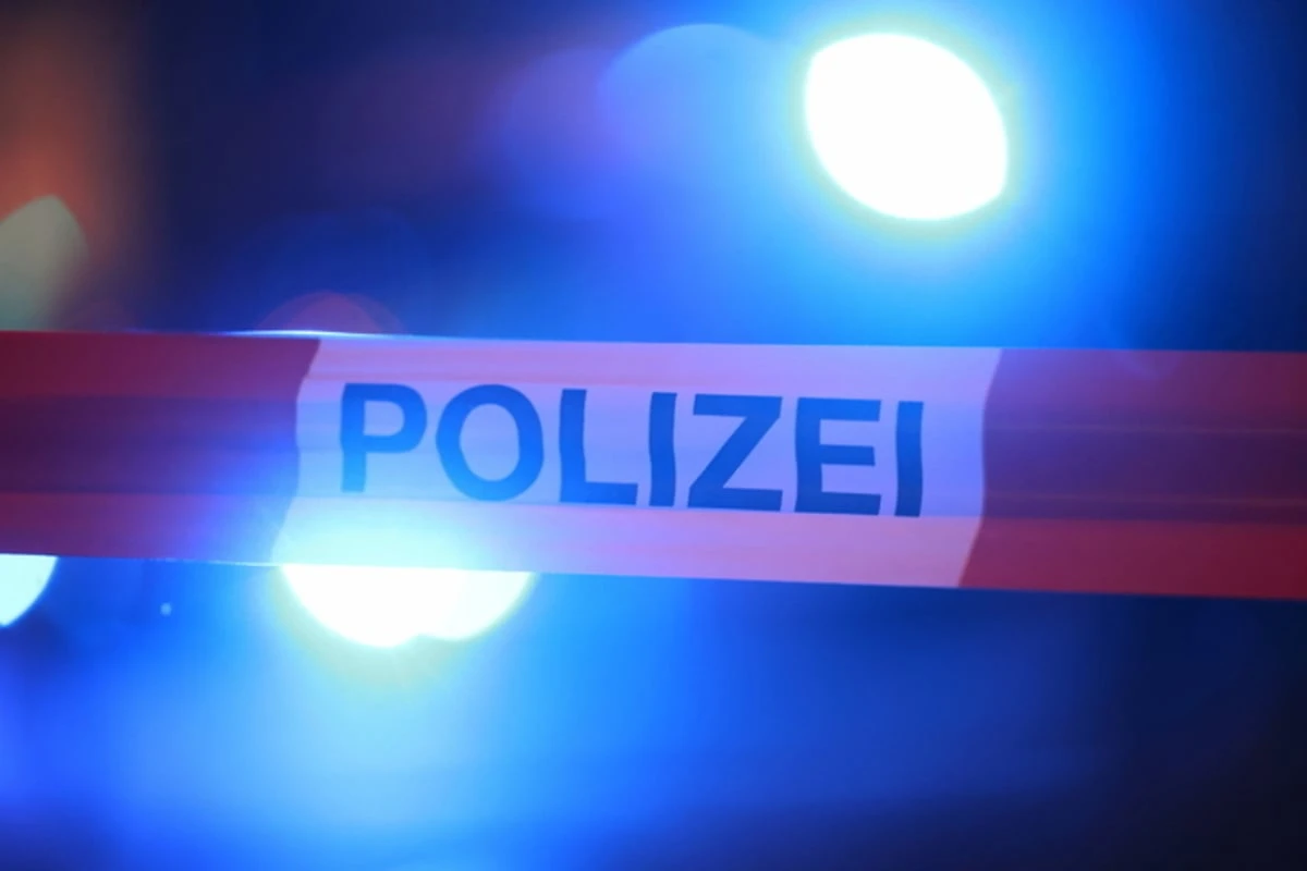 Frau liegt schlafend auf der Straße, dann wird ihr ein Messer in den Rücken gerammt