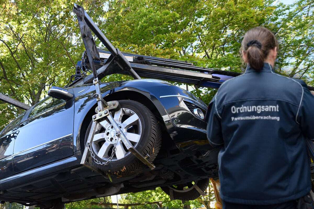 Politesse mit Auto gegen Zaun gedrückt: Fahndung nach Fahrer gestartet