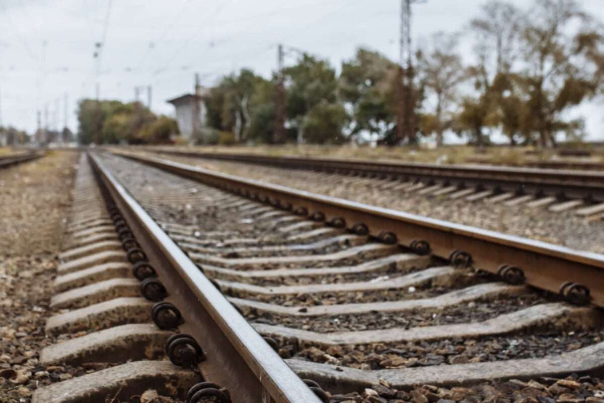 Mann klettert auf Zugwaggon und bekommt 15.000 Volt starken Stromschlag