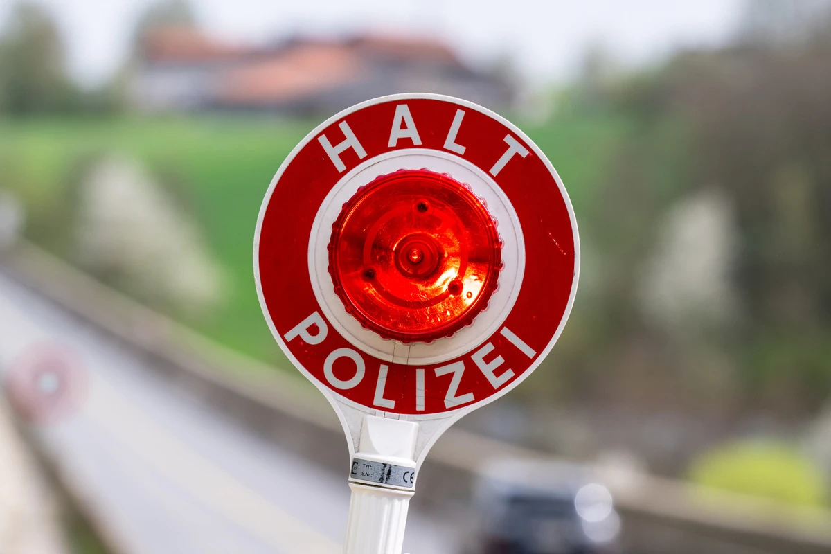 Verkehrskontrolle auf der A4: Auto mit fünf Personen erhält fünf Anzeigen