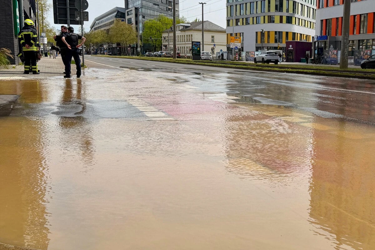 Wasserrohrbruch in Leipzig: Wichtige Straße unterspült, Trams umgeleitet