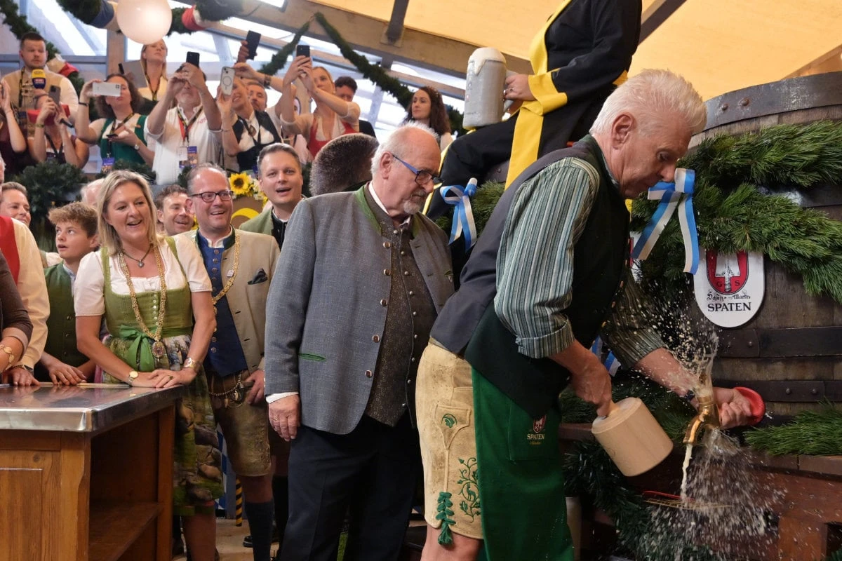 Nach zwei Schlägen war es offiziell: Riesiger Ansturm auf 190. Wiesn