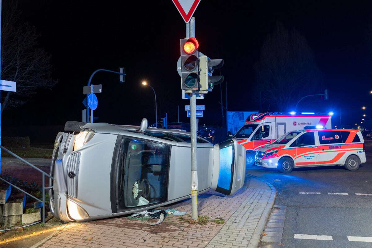 Gegen Steintreppe gekracht: Mercedes-Fahrer verunglückt an Kreuzung