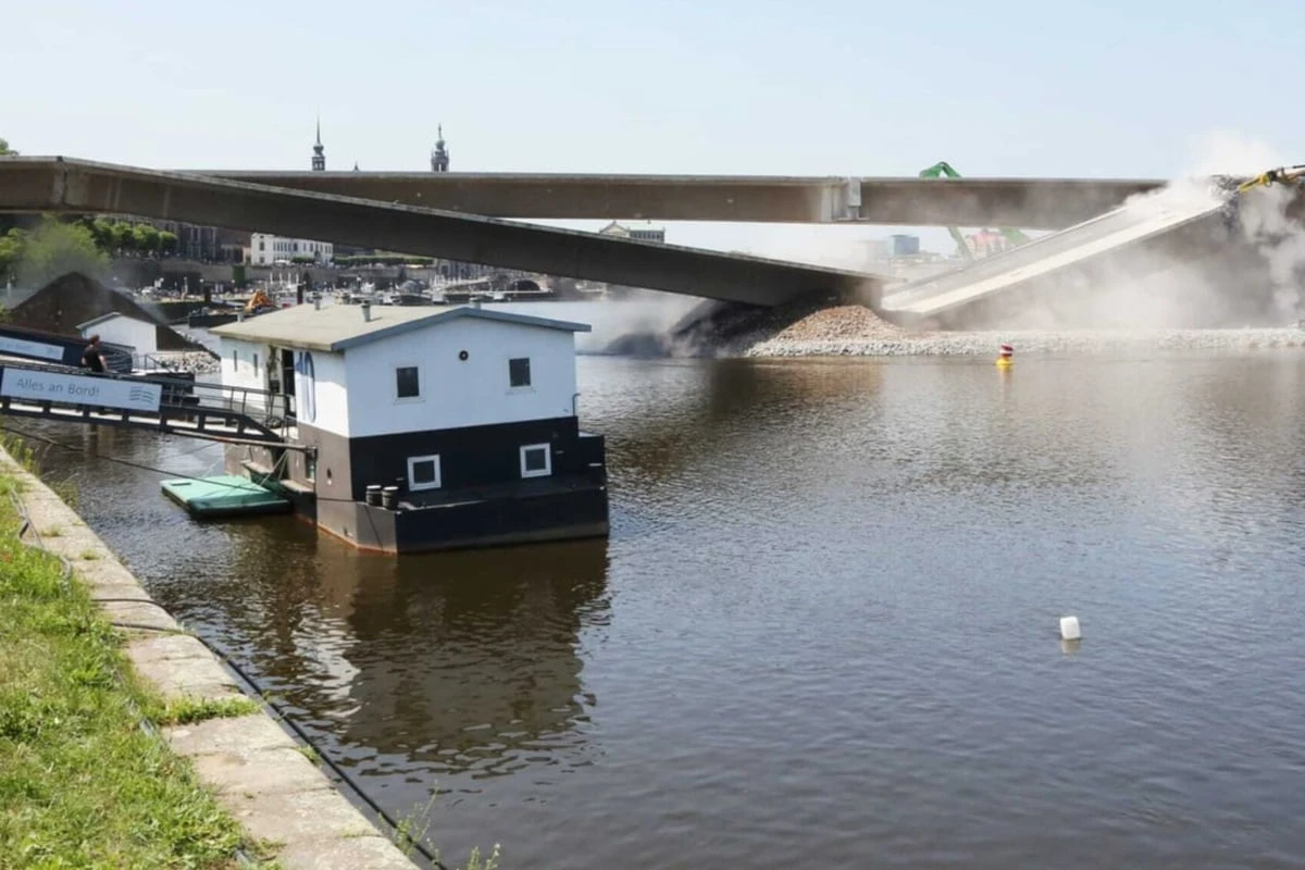 Carolabrücke im Livestream: Ein Brückenzug eingestürzt - am zweiten wird gebaggert