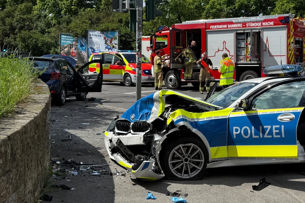 Schlimmer Crash bei Einsatzfahrt: Eingeklemmter Polizeibeamter verletzt aus Wrack geborgen
