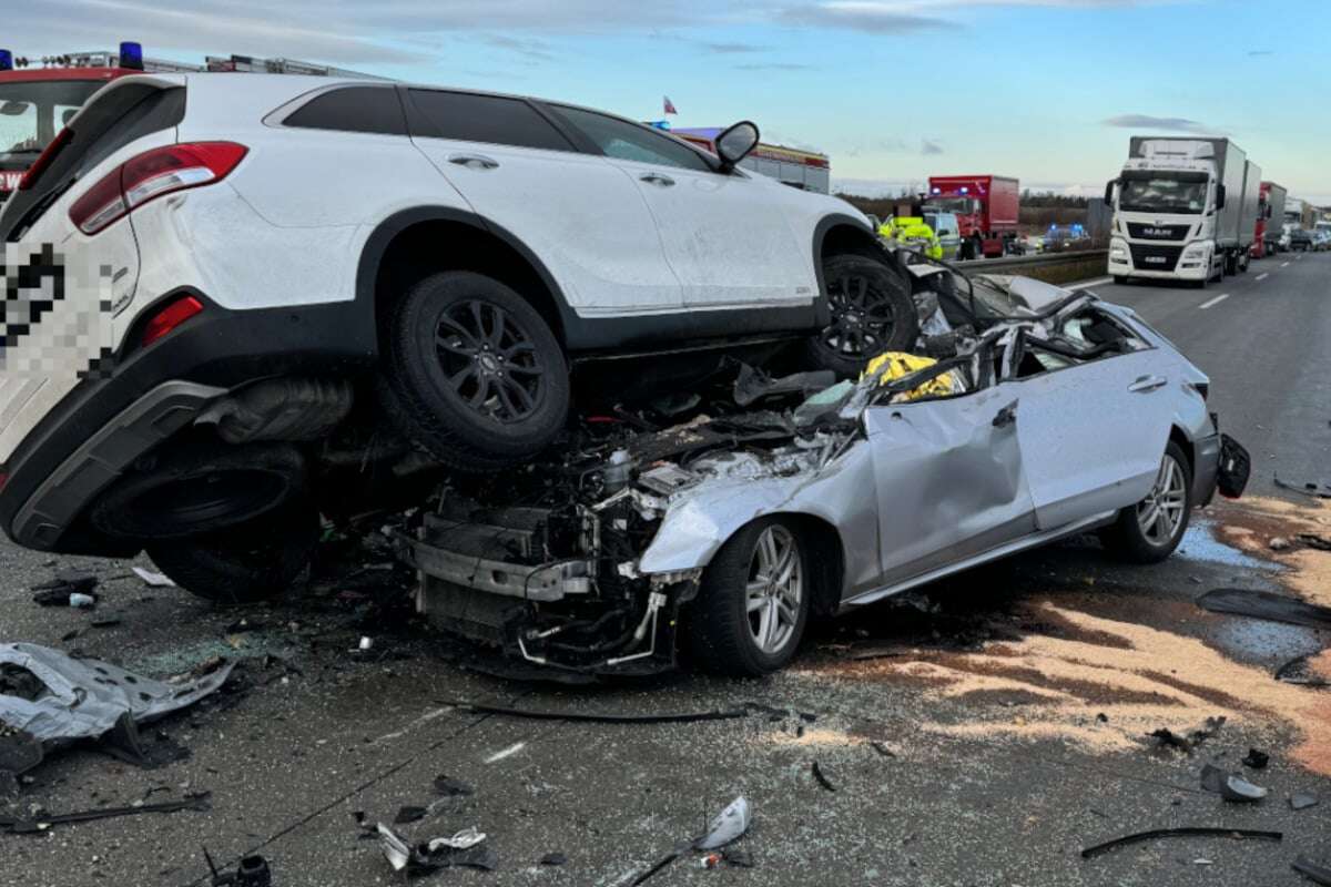 Tödlicher Horror-Crash auf A4: Kia-Fahrerin schießt über Leitplanke in Gegenverkehr, Autofahrer stirbt